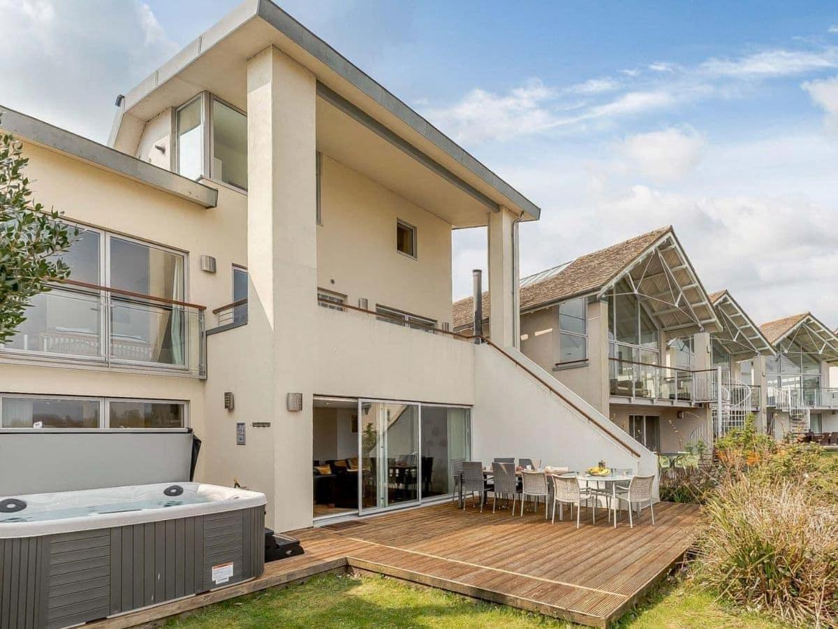 Cotswolds Lakehouse, With Hot Tub & Spa Access, Lower Mill Estate Somerford Keynes Extérieur photo
