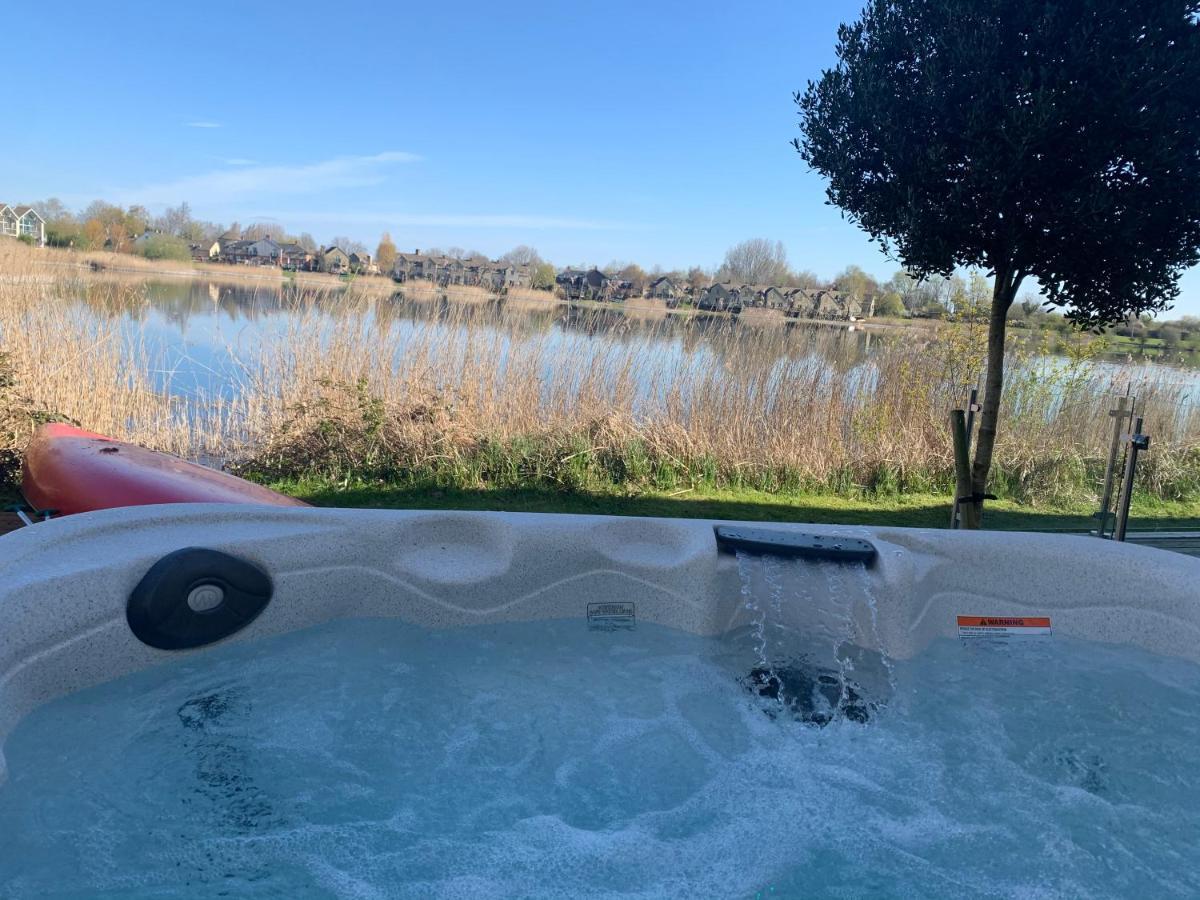 Cotswolds Lakehouse, With Hot Tub & Spa Access, Lower Mill Estate Somerford Keynes Extérieur photo