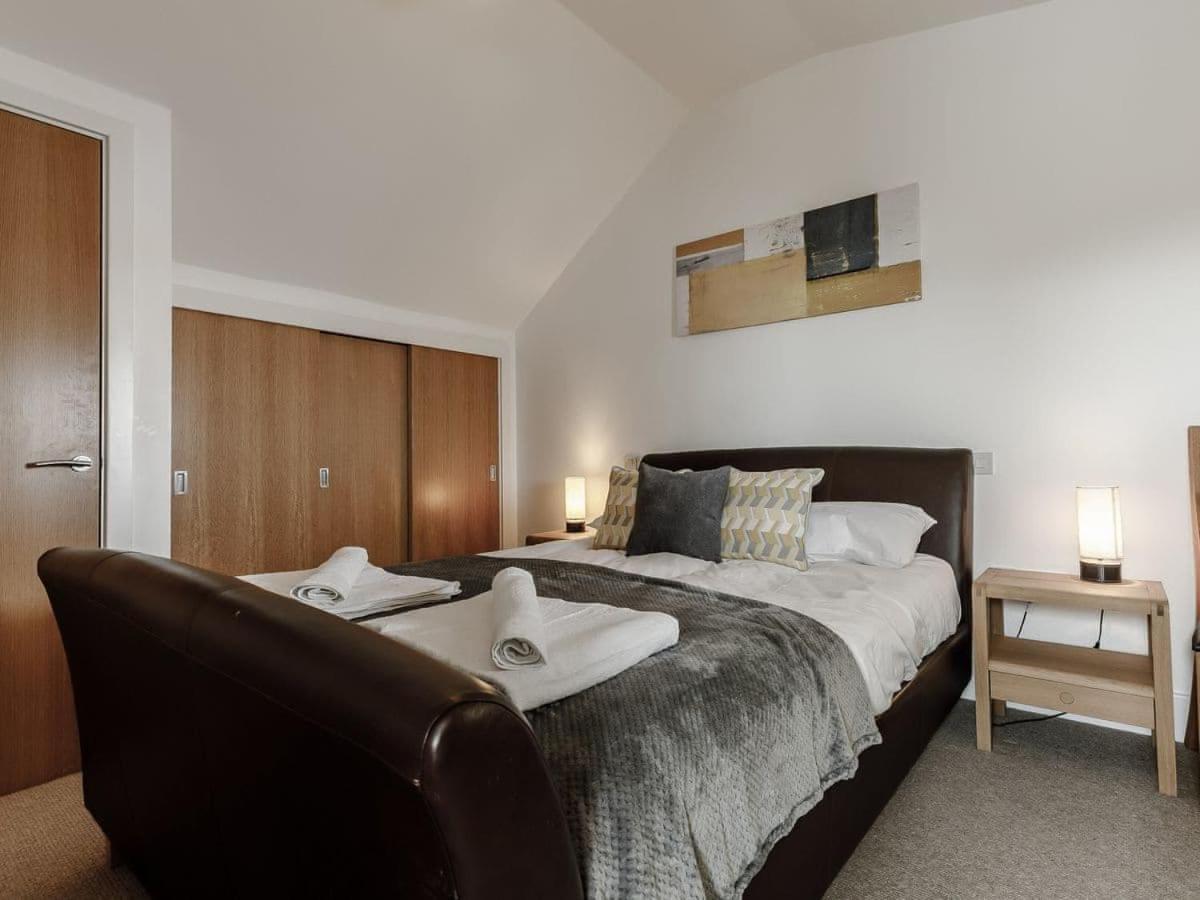 Cotswolds Lakehouse, With Hot Tub & Spa Access, Lower Mill Estate Somerford Keynes Extérieur photo