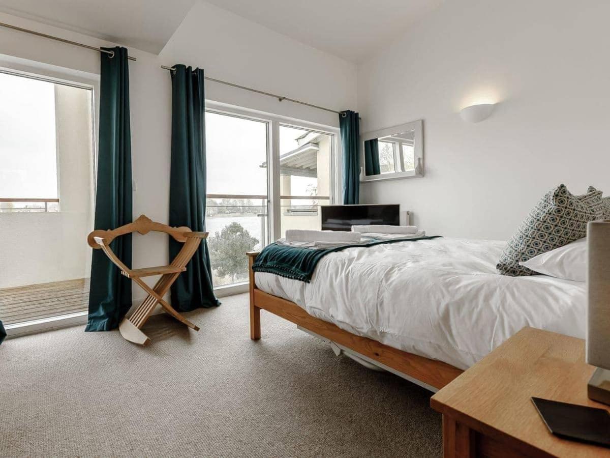 Cotswolds Lakehouse, With Hot Tub & Spa Access, Lower Mill Estate Somerford Keynes Extérieur photo