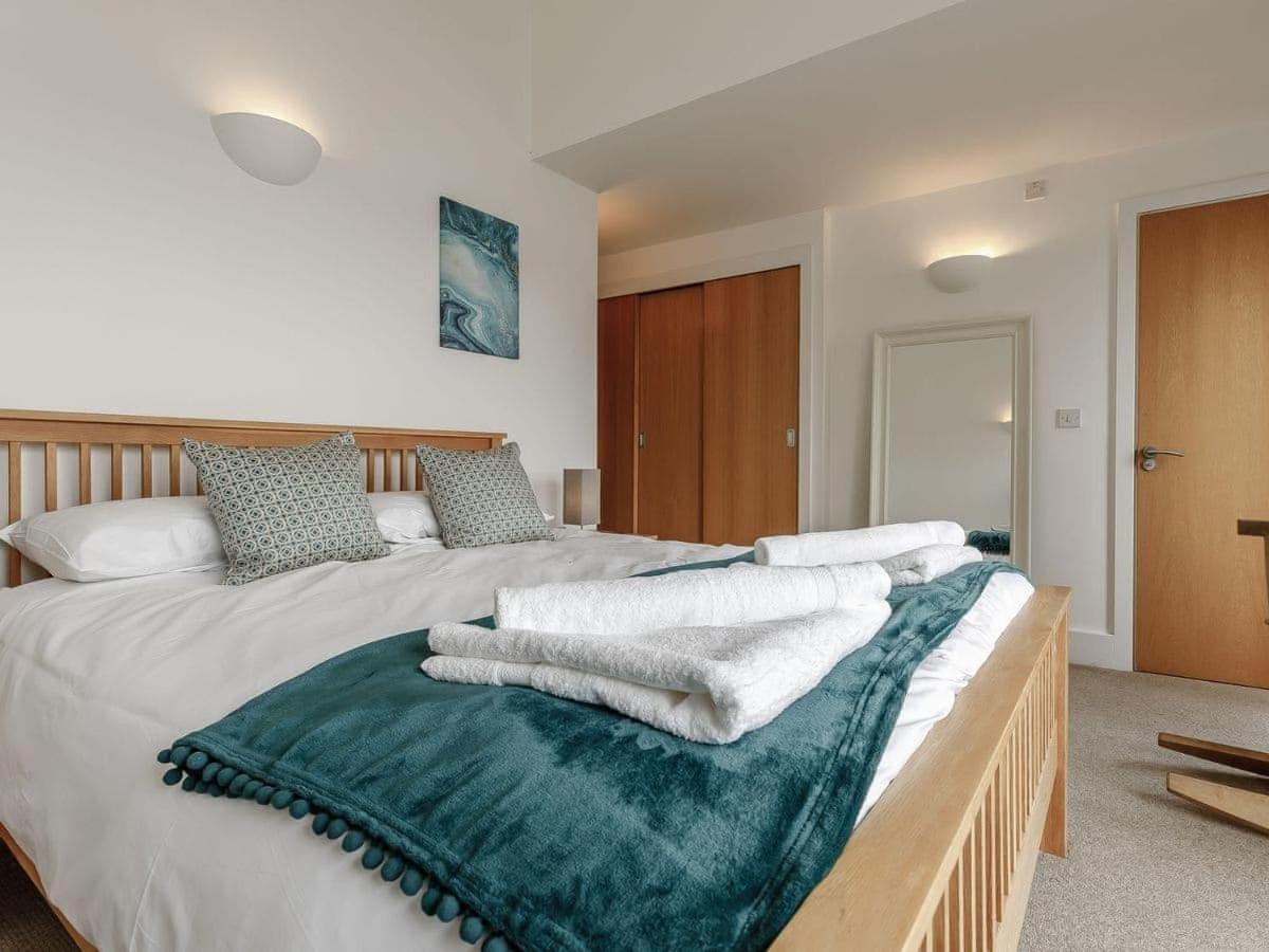 Cotswolds Lakehouse, With Hot Tub & Spa Access, Lower Mill Estate Somerford Keynes Extérieur photo