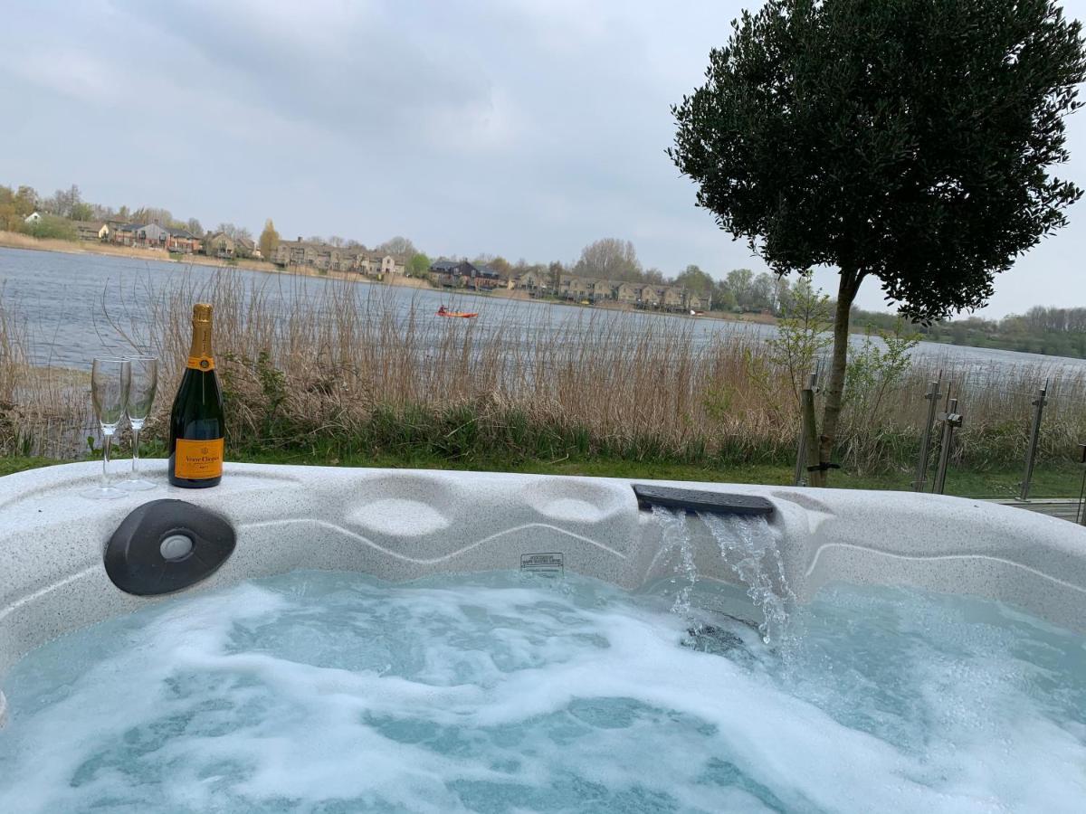 Cotswolds Lakehouse, With Hot Tub & Spa Access, Lower Mill Estate Somerford Keynes Extérieur photo